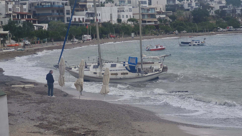 Bodrum'da kuvvetli rüzgar! Yelkenli karaya oturdu, balıkçı tekneleri hasar gördü...