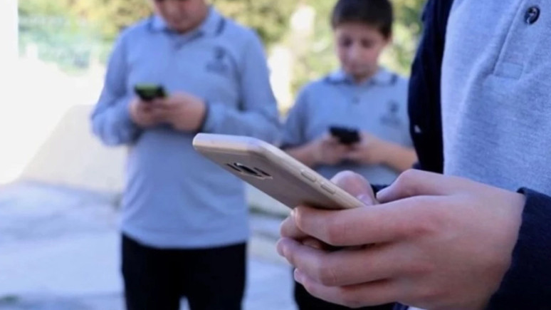 Karar uygulamaya geçiyor! O ülkede okullarda cep telefonu yasaklanacak...