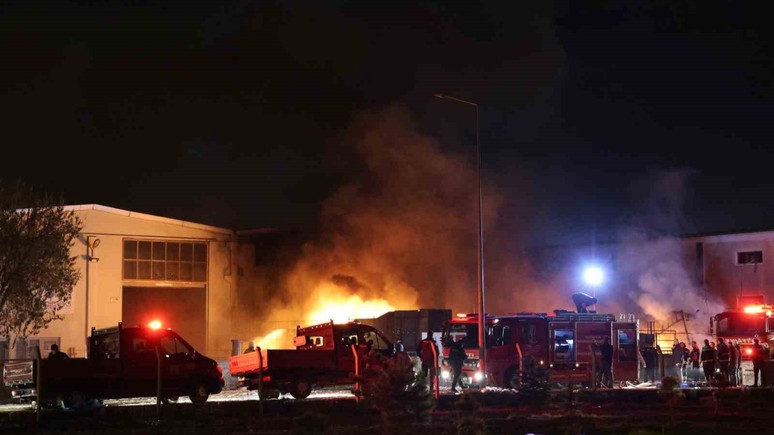 Kalıp fabrikası alev alev yandı
