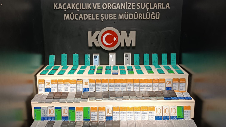 Van'da kaçakçılara darbe! 304 kaçak cep telefonu ile 34 elektronik sigara ele geçirildi