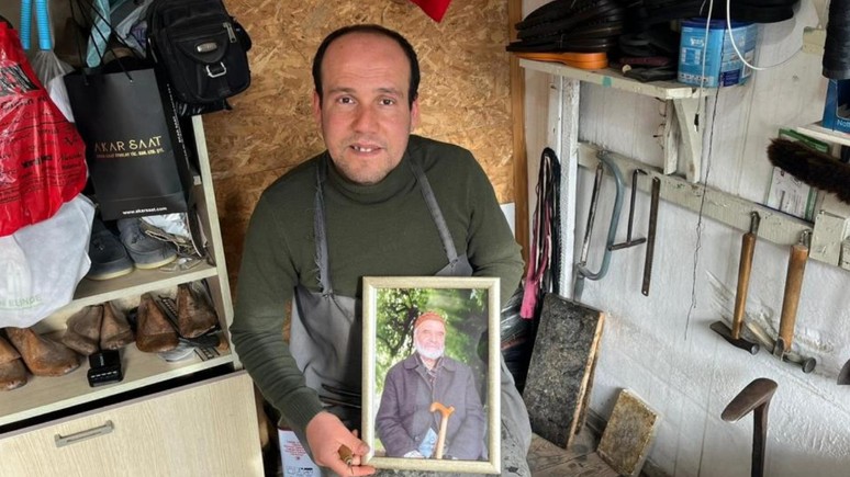 5 metrekarelik dükkanda dede mesleğini sürdürüyor