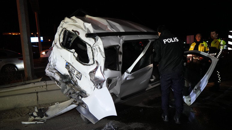 Tırla çarpışan otomobil hurdaya döndü