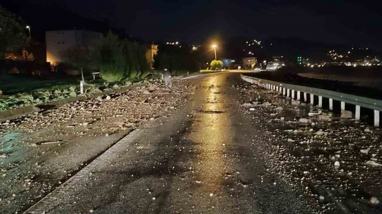 Deniz taşkını Karadeniz Sahil Yolu’nda ulaşımı aksattı