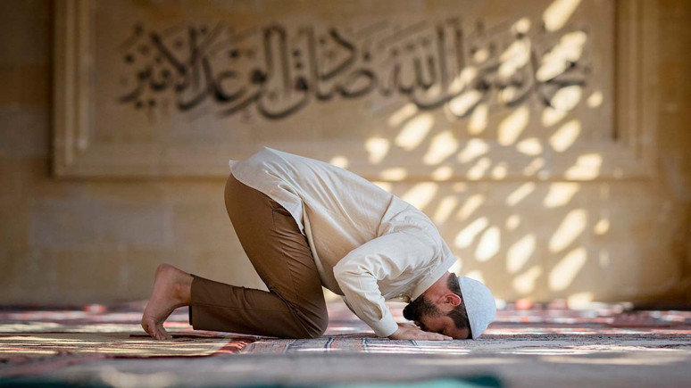 Secde ayetinin mealini okuyan bir kişi secde yapmalı mıdır?