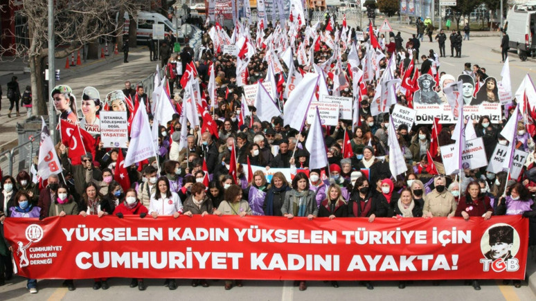 Anadolu kadını tarihin beşiğini sallıyor