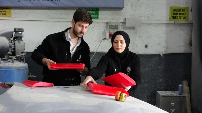 Araba fiyatlarından bezdi kendi arabasını üretti: 3 boyutlu yazıcıdan işte böyle otomobil yaptı...