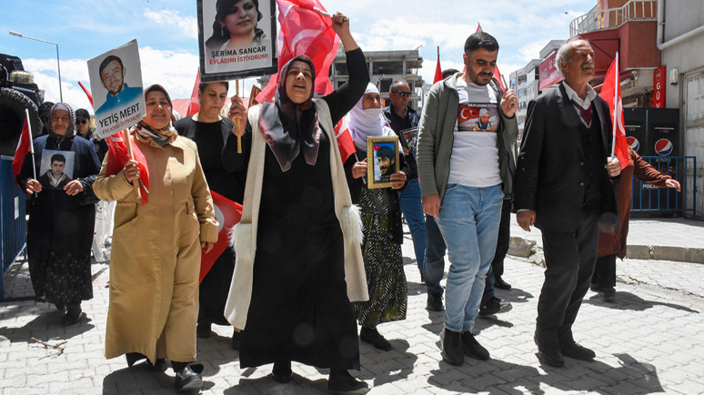 Van nöbetine bir aile daha katıldı... DEM Parti'den saygısız hareket; Müzik açtılar!