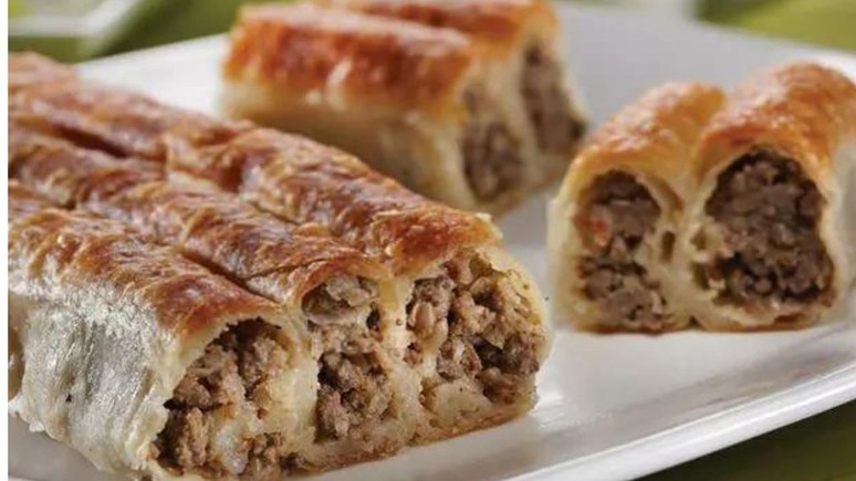 Evde yufka varsa deneyin! Tadına bakan el açması sanıyor! En kolay kıymalı börek tarifi...