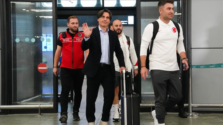 A Milli Futbol Takımı yurda döndü: Ne mutlu Türküm diyene!