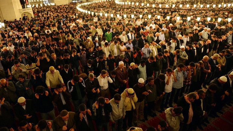 Bir kişi namaz kılmayan eşinden sorumlu mudur?