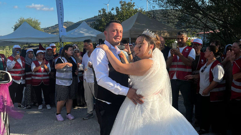 Direniş alanında ilk dans