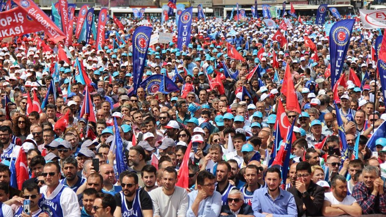 Emekçi alana iniyor