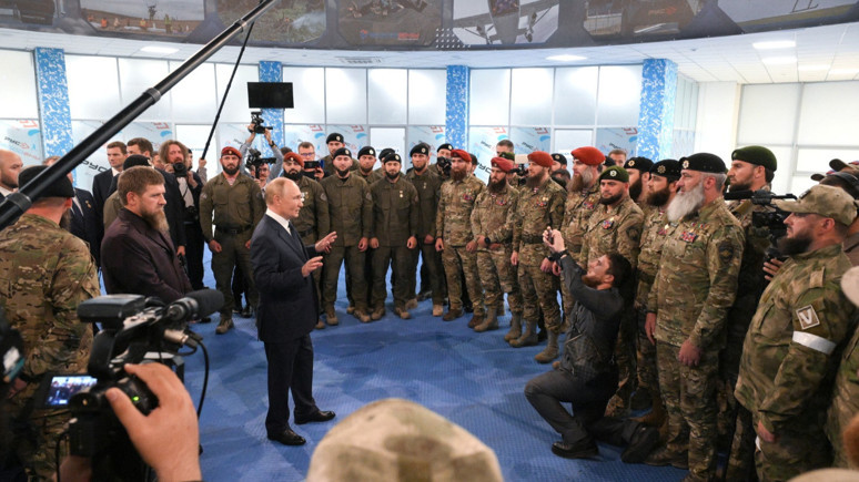 Rusya Devlet Başkanı Putin Kur'an-ı Kerim'i öperek kabul etti