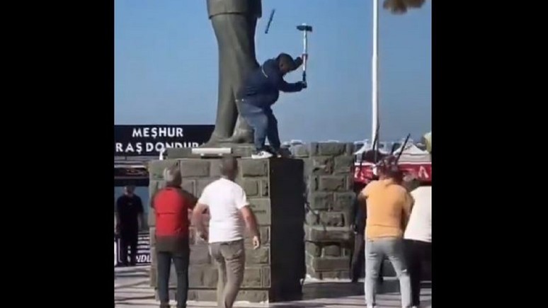 Atatürk heykeline saldıran şahıs böyle etkisiz hale getirildi! O anlar kamerada...