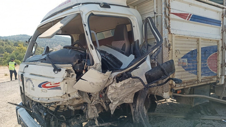 Bilecik'te feci kaza! 2 araç çarpıştı