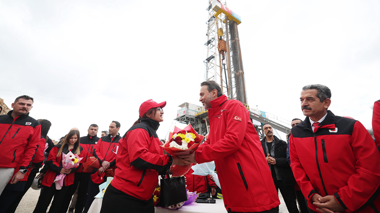 Bakan Bayraktar bir dönem terörle anılan Gabar'da öğretmenlerle buluştu