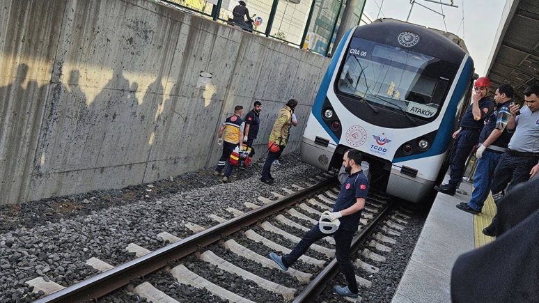Marmaray'da bir kişi raylara atlayarak intihar etti!