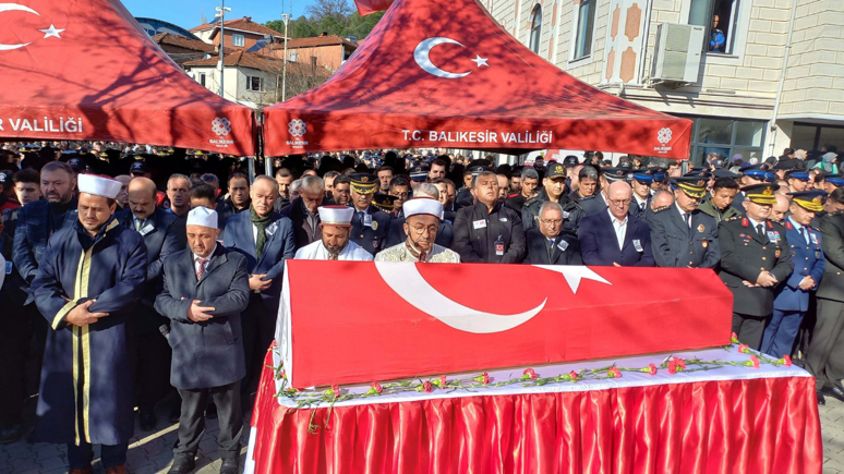 Şehit polis memuru, memleketi Balıkesir'de son yolculuğuna uğurlandı