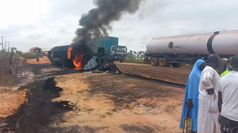 Nijerya'da yakıt tankeri devrildi! 60 kişi hayatını kaybetti