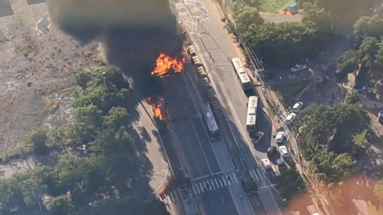 Uçak ve otobüs çarpıştı! 2 kişi hayatını kaybetti