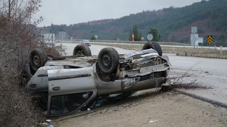 Takla atan otomobil şarampole devrildi! Yaralılar var
