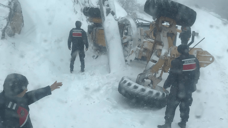 Kar temizliği yapan iş makinası devrildi!