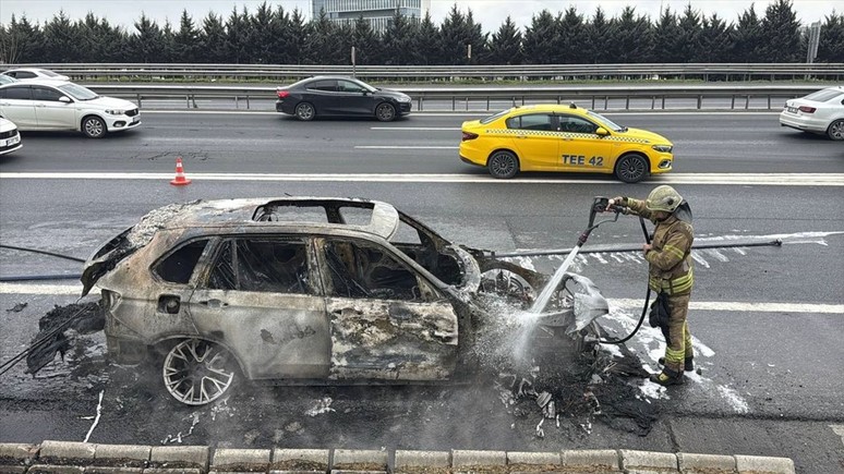 Bağcılar'da faciadan kıl payı dönüldü! Seyir halindeki alev aldı...