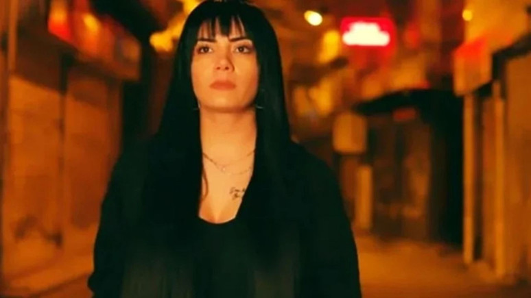 Genç şarkıcı canlı yayında intihara kalkıştı!