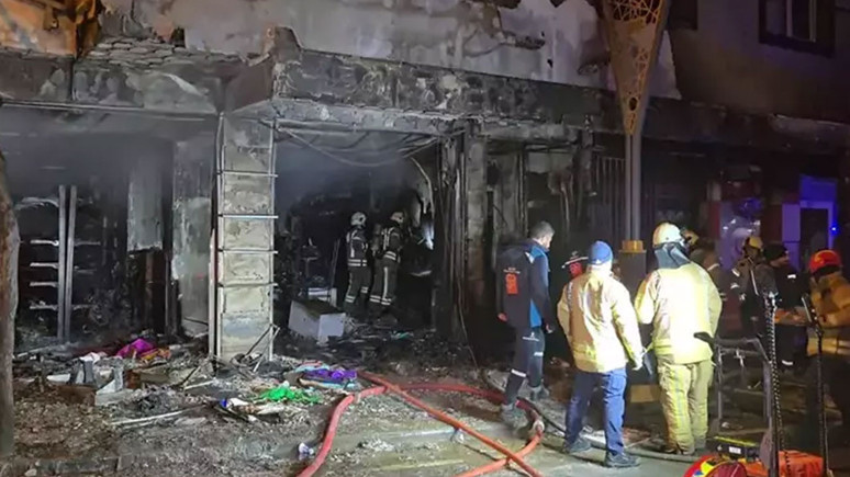 Pendik'te oyuncakçı alev alev yandı!