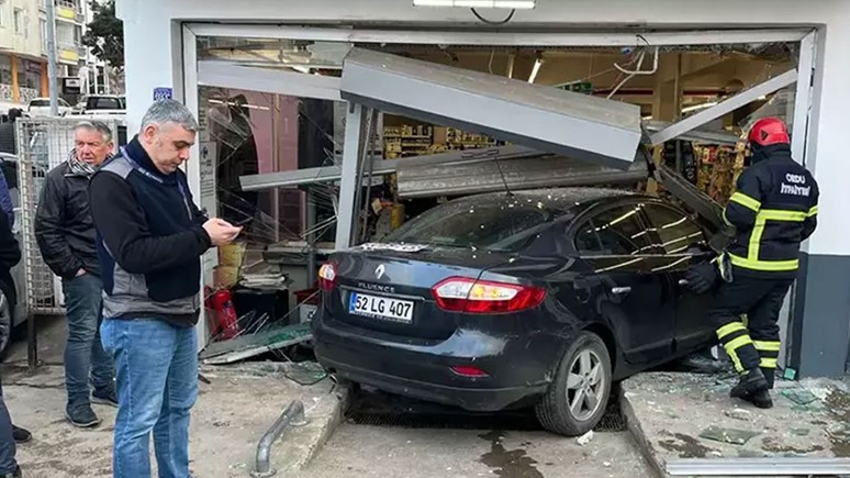 Ordu’nun Ünye ilçesinde feci kaza! Otomobil, markete daldı