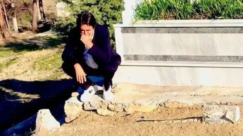 Mahsun Kırmızıgül mezar başında gözyaşlarına boğuldu!