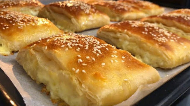 Sadece su ve sütü karıştırarak yapılıyor! Ağızda çıtır çıtır dağılan kat kat börek tarifi