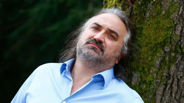 Volkan Konak'tan sevenlerini endişelendiren haber! Sahnede fenalaştı