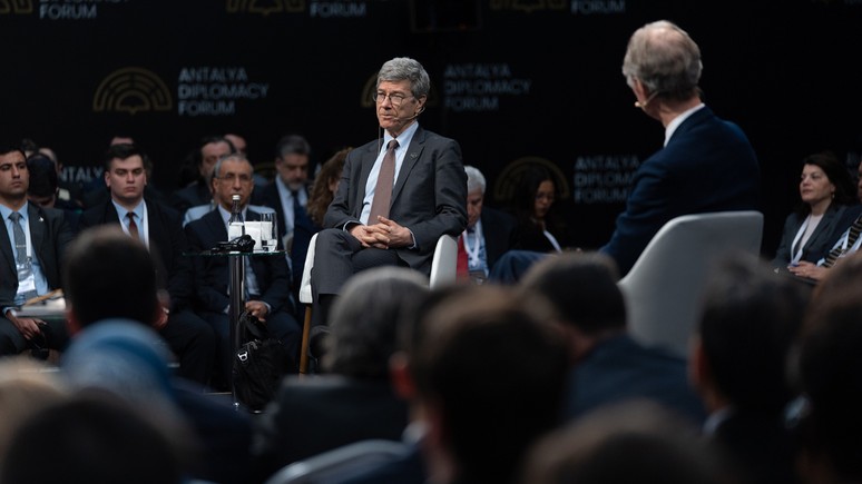ABD’li BM yetkilisi Jeffrey Sachs'ın konuşması Forum’a damga vurdu: Savaş Esad yüzünden çıkmadı, NATO komutanında savaş çıkarılacak ülke listesi vardı