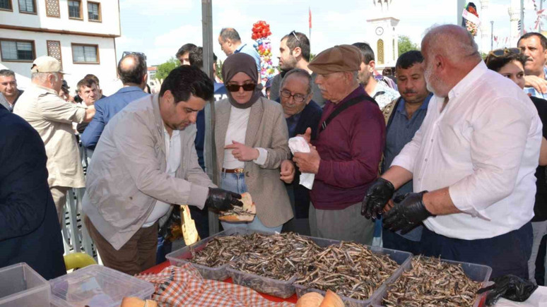 Manisa'da dağıtılıyor! 2 ton ikram edildi...