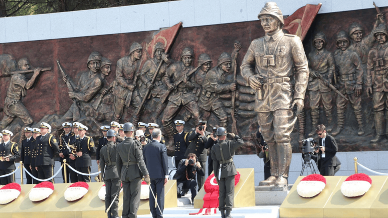 Çanakkale Kara Savaşları'nın 110'uncu yıl dönümünde görkemli tören