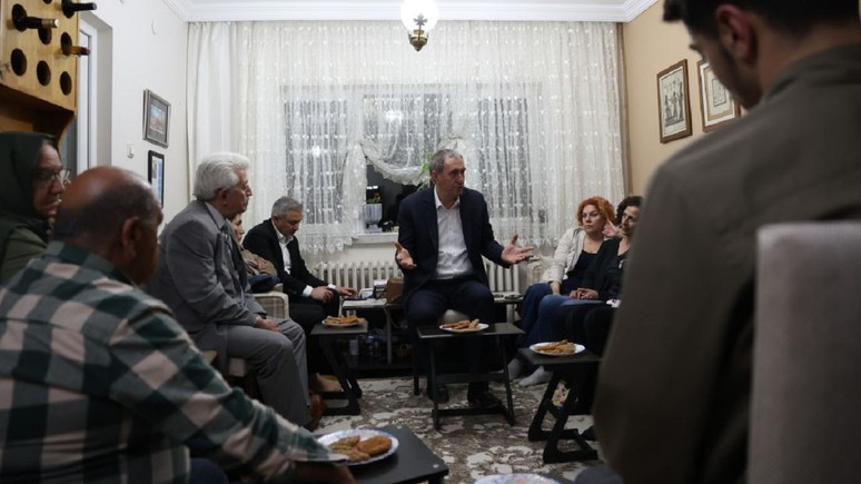 DEM Parti, Öcalan’ın çağrısını anlatmak için evleri ziyaret ediyor