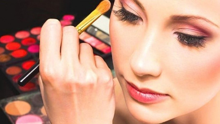 'Bilinçsiz makyaj göz sağlığını bozar'