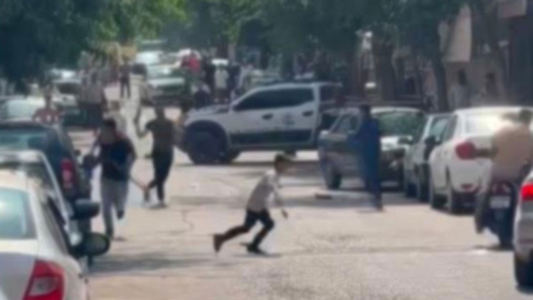 Korku dolu anlar! Silahlı ve satırlı kavga: Yaralılar var