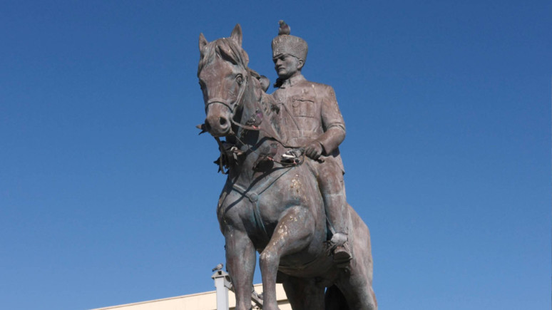 Atatürk günümüzde yaşasaydı nasıl görünürdü! Yapay zeka büyük önder Mustafa Kemal Atatürk'ü böyle çizdi!