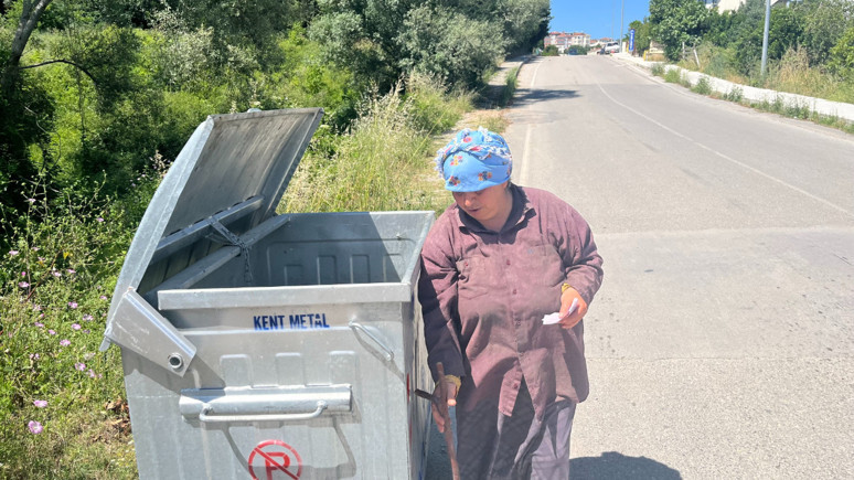 Sinop’ta 14 yıldır çöpten topladıkları ile yaşıyor! Hem ailesine hem hayvanlara bakıyor