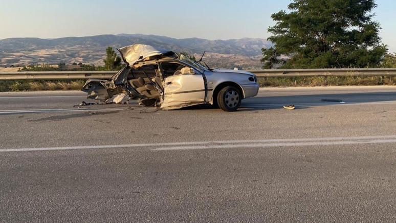 Çorum'da korkunç kaza! Otomobil ikiye ayrıldı: Çok sayıda yaralı var