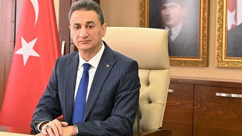 Bitlis eski valisi Erol Karaömeroğlu trafik kazasında yaşamını yitirdi