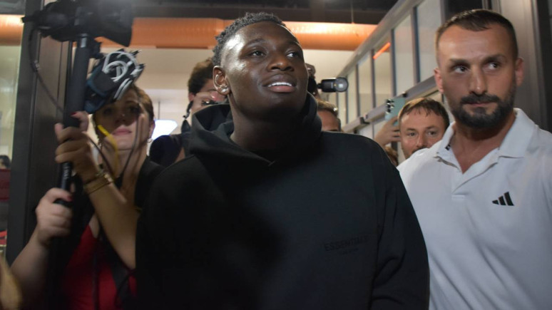 Trabzonspor'un yeni transferi Kazeem Olaigbe, Trabzon'a geldi