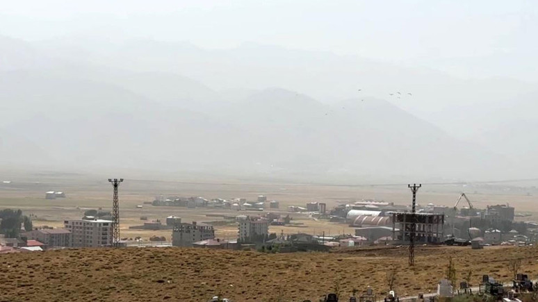 Yüksekova'da toz taşınımı etkili oldu