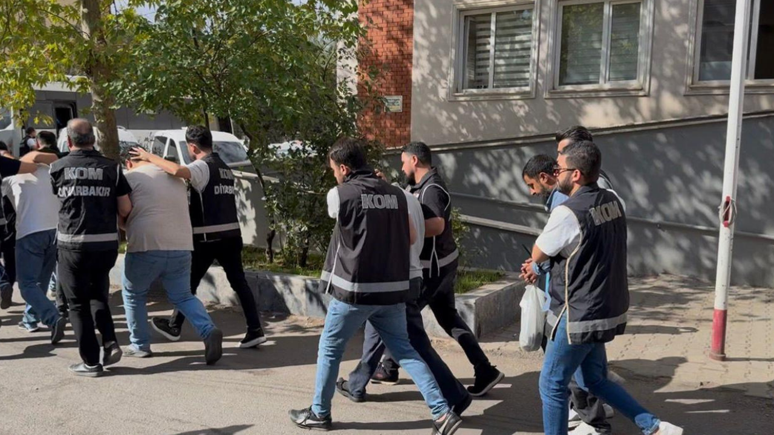 Silah ve mühimmat kaçakçılarına operasyon! Çok sayıda gözaltı var