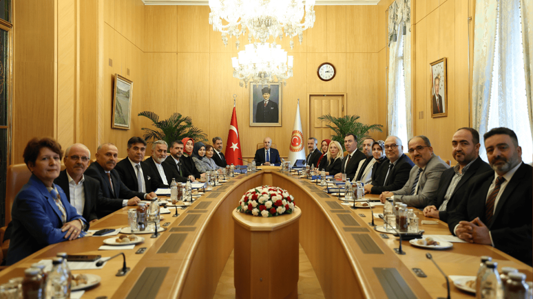 Numan Kurtulmuş, Büyük Aile Platformu'nu kabul etti: 'Ekranda çürümeye dur de' kampanyasında 105 bin imza toplandı