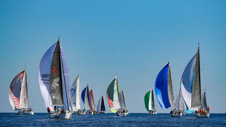 Marmaris'te yelkenler zafer için şişti