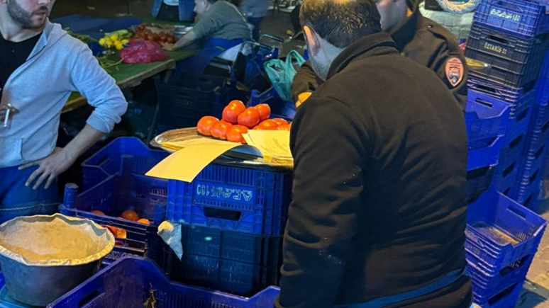 İstanbul'da pazarda akılalmaz görüntü! El çabukluğu kameralara yakalandı