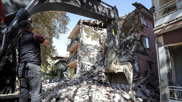 Sındırgı’da art arda gelen depremler esnafı vurdu